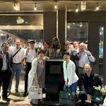 八王子の異業種交流会多摩経営者連盟懇親会はローランドさんのお店「ベラノッテ」ローランド像の前で