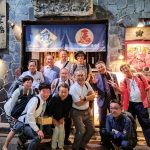 八王子の異業種交流会多摩経営者連盟懇親会はローランドさんのお店「ベラノッテ」ローランド像の前で