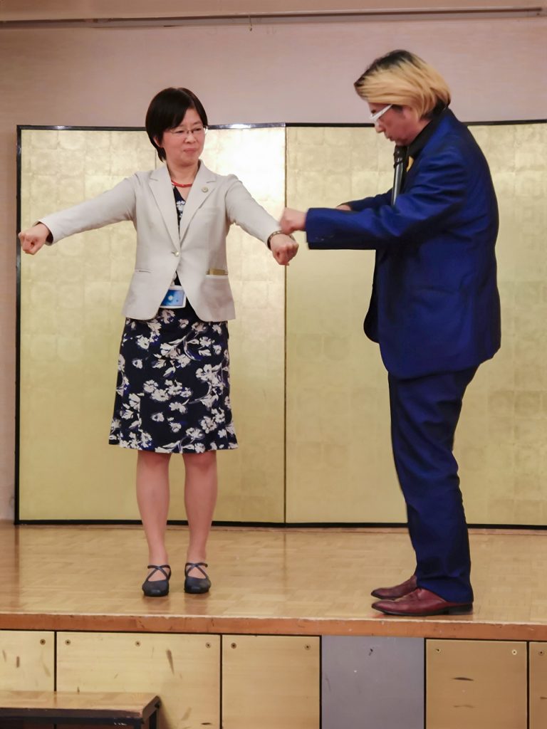 プロマジシャンの藤本氏によるマジックショー