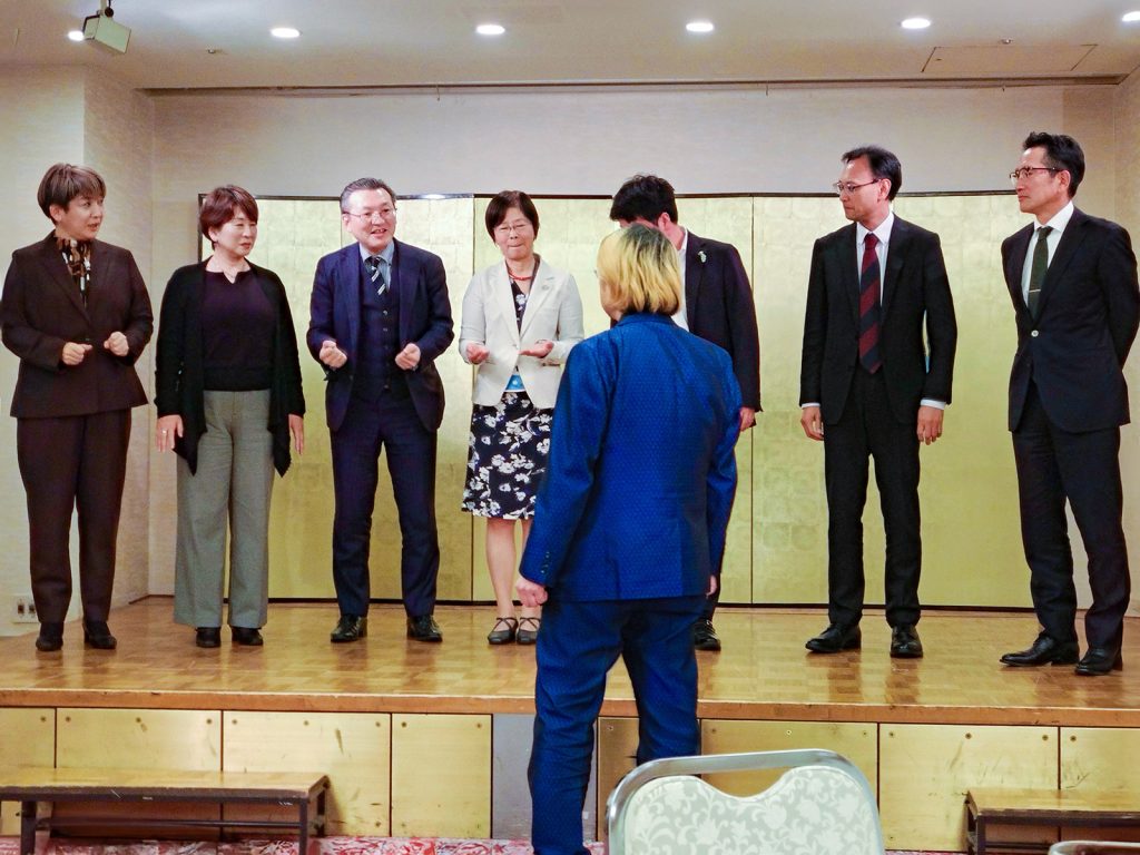 プロマジシャンの藤本氏によるマジックショー