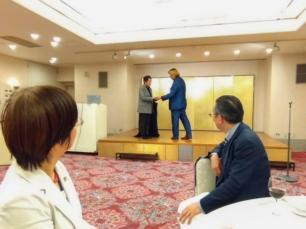 プロマジシャンの藤本氏によるマジックショー