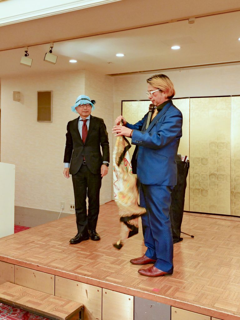 プロマジシャンの藤本氏によるマジックショー