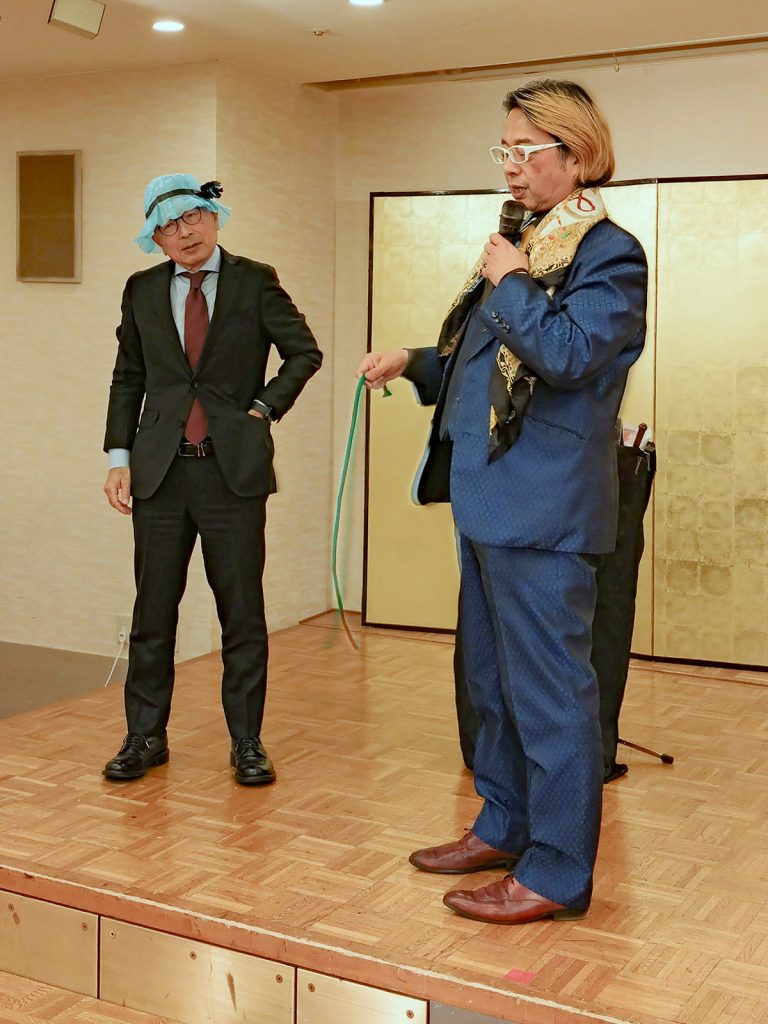 プロマジシャンの藤本氏によるマジックショー
