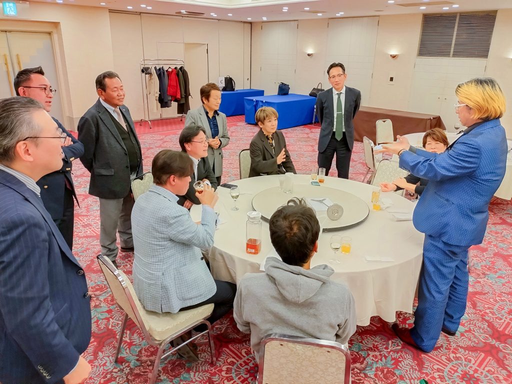 プロマジシャンの藤本氏によるマジックショー