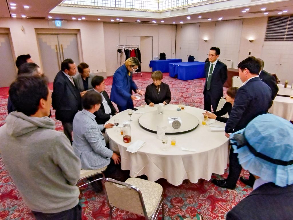 プロマジシャンの藤本氏によるマジックショー