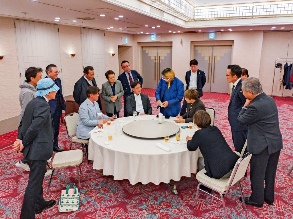 プロマジシャンの藤本氏によるマジックショー