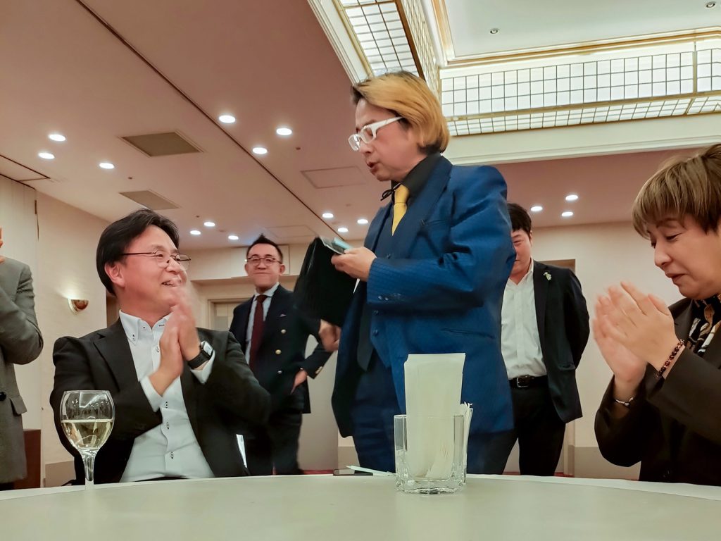 プロマジシャンの藤本氏によるマジックショー